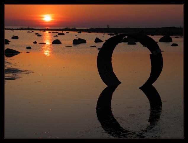 पाइथागोरस के अनुसार, संख्या 8 सद्भाव का प्रतीक है, एक पवित्र संख्या जिसका अर्थ भी त्रि-आयामी और स्थिरता है।  यह संख्या लंबे समय से दैवीय न्याय से जुड़ी हुई है या भाग्य की अनिवार्यता के प्रतीक के साथ है।  यही कारण है कि ज्योतिष में, अंक 8 शनि ग्रह का प्रतीक है, जिसे भाग्य का ग्रह भी कहा जाता है।