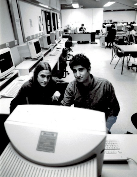 Паттерсон и Лорд работают над IUMA в своей лаборатории в начале 90-х