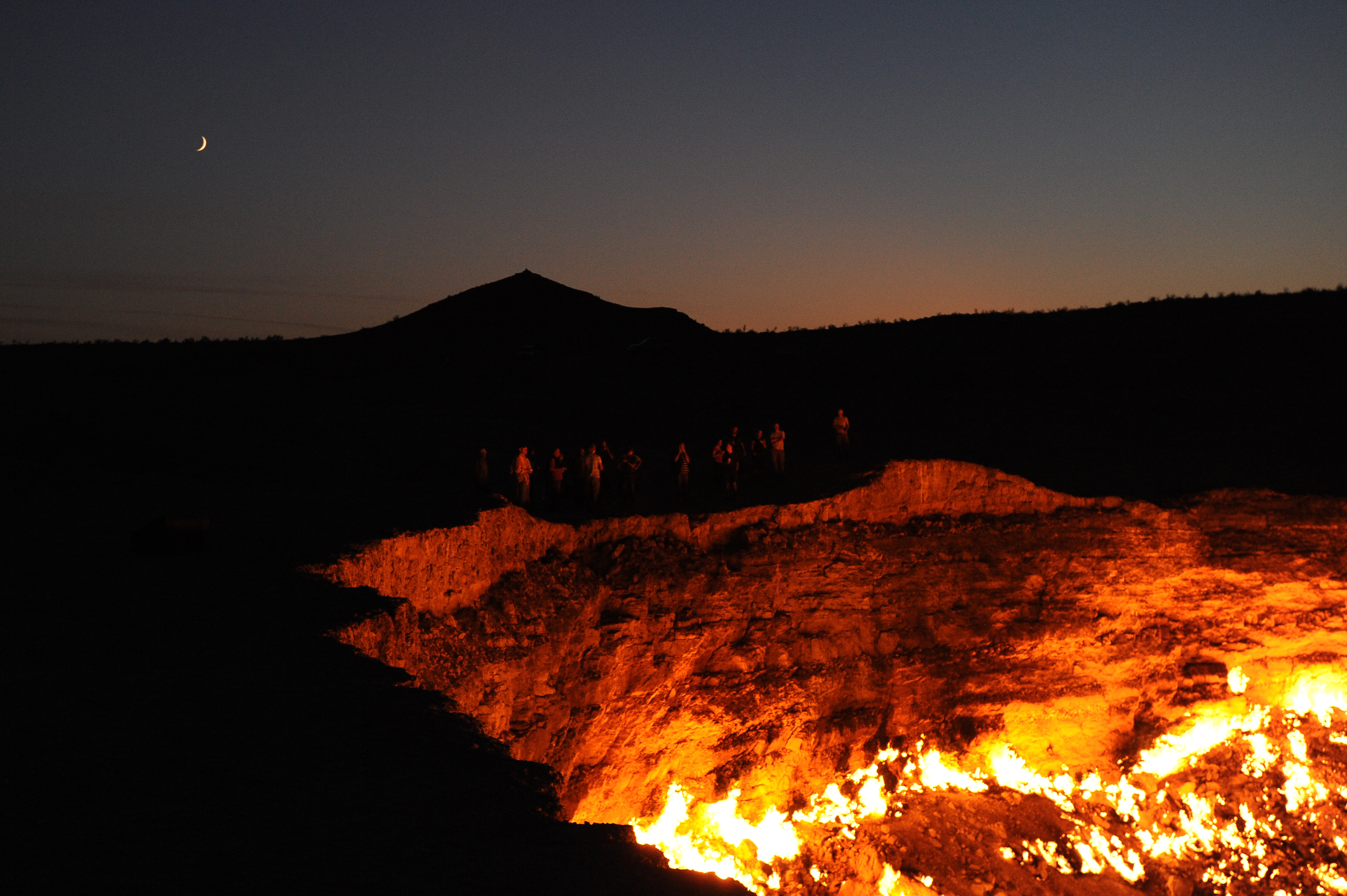    Дарвасский газовый кратер 1    от   Тормод Сандторв   -   Flickr   :   Дарвасский газовый кратер № 1   ,  Лицензировано под   CC BY-SA 2